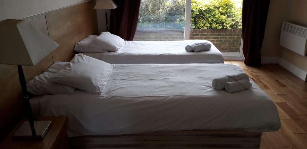 The Bear Inn And Burwash Motel Екстер'єр фото