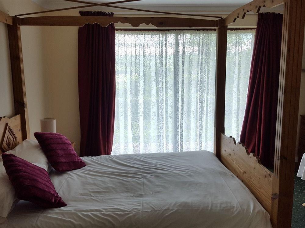 The Bear Inn And Burwash Motel Екстер'єр фото