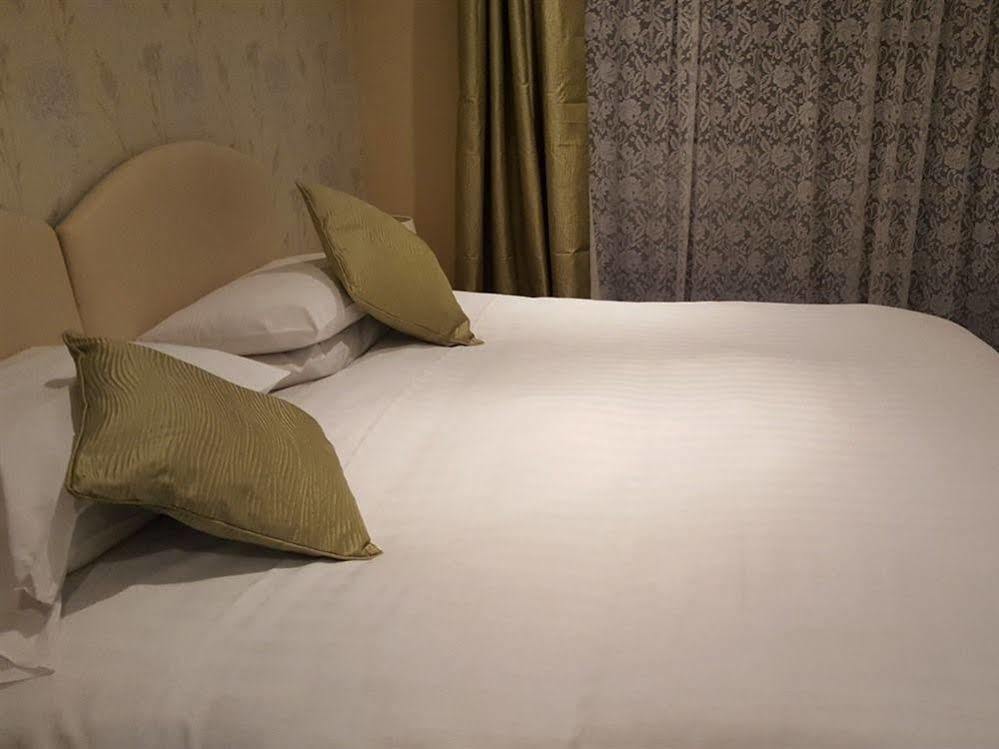 The Bear Inn And Burwash Motel Екстер'єр фото