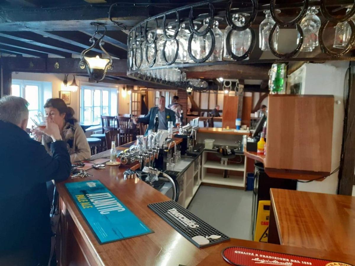 The Bear Inn And Burwash Motel Екстер'єр фото